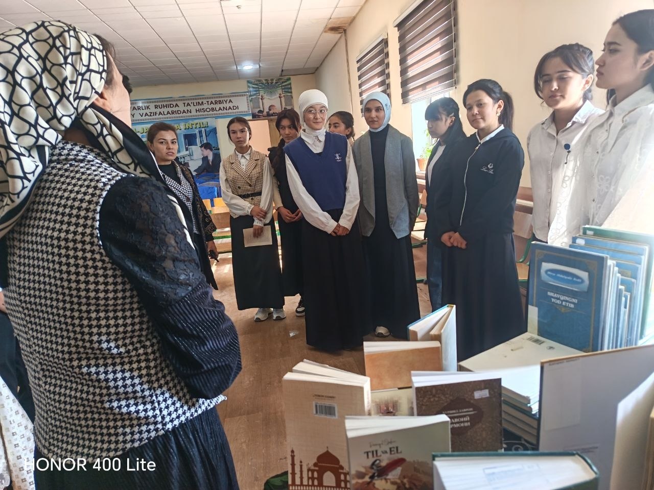 “O‘zbek tili — barchamizni birlashtiradi” shiori ostida kitoblar ko‘rgazmasi oldida davra suhbati tashkil etdilar.