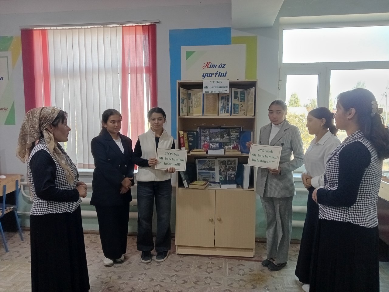 “O‘zbek tili — barchamizni birlashtiradi” shiori ostida ko'rgazma oldida kitobxonlar bilan suhbat tashkil etildi.